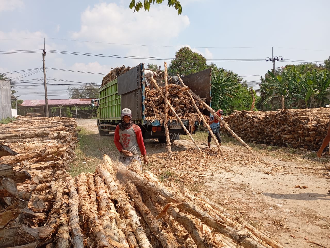 Bongkar muat kayu dolken gelam siap antar ke pelanggan di Garut — foto 2